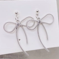 Eleganti orecchini a fiocco in metallo argentato con design a nastro testurizzato - Orecchini a lobo / Stile Perno per Orecchio Argento (JE1536C)