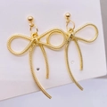 Eleganti orecchini a fiocco dorati con trama a spirale e perline metalliche su cartoncino - Orecchini a lobo / Stile Perno per Orecchio Oro (JE1536D)