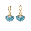 Détail de boucles d'oreilles coquillage dorées avec émail bleu clair et perle blanche - Coquillage Perle Bleu (JE1541P)
