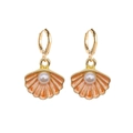 Détail de boucles d'oreilles créoles dorées avec pendentifs coquillages oranges - Coquillage Perle Rose Orange (JE1541R)