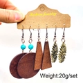 Dettaglio di orecchini stile western bohémien con perline turchesi e ciondoli in legno - 3 Paia Per Set / Stili Triangolari in Turchese e Legno (JE1311Q)