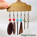 Dettaglio del set di orecchini western con turchese, legno e croci in bronzo su carta - 3 Paia Per Set / Disco in Legno e Croce in Metallo (JE1311N)