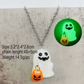 Collar colgante de fantasma luminoso de Halloween con dije de calabaza en fondo gris - Collar Fantasma Con Linterna De Calabaza (JE1407H)