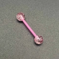 Gros plan d'un piercing en acrylique rose pailleté avec des billes brillantes sur fond gris - Style Rose à Paillettes Rose Violet (JE1588G)