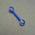 Vue macro de piercing de langue en acrylique bleu avec boules scintillantes sur cuir - Style Bleu Royal à Paillettes Bleues (JE1588F)