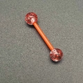 Détail d'un piercing barbell en acrylique orange avec des paillettes étincelantes à l'intérieur - Style Orange à Paillettes Rouge Argent (JE1588E)