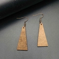 Gros plan détaillé de boucles d'oreilles trapèze en bois marron au style vintage - Style Trapèze (JE1552B)