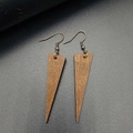 Vue macro de boucles d'oreilles triangulaires en bois vintage avec grain naturel - Style Triangulaire (JE1552C)