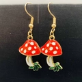 Détail de boucles d'oreilles champignons rouges à pois blancs et feuilles vertes - Style Champignon Rouge Pois Blancs Feuille Verte (JE1613E)
