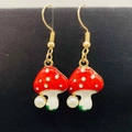 Détails macro des boucles d'oreilles champignons en émail rouge à pois et perle fine - Style Champignon Rouge Pois Blancs Décor Perle (JE1613F)
