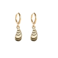 Boucles d'oreilles créoles dorées style océan avec pendentifs coquillages - Coquillage Rayé Doré (JE1541I)