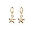 Boucles d'oreilles pendantes étoile de mer dorée style océan avec créoles en alliage - Étoile De Mer 3D Dorée (JE1541J)