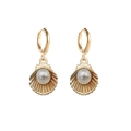 Boucles d'oreilles coquillages dorées avec perles blanches et fermoir de type huggie - Coquille Saint-Jacques Perle Dorée (JE1541K)