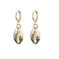 Boucles d'oreilles pendantes coquillage dorées avec finition brillante et fermoir - Conque Spirale Dorée (JE1541L)