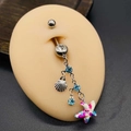Dettaglio del piercing all'ombelico con ciondoli a conchiglia e stella marina su modello - Argento-Stella Marina Multicolore Inchiostro (JE1618D)