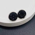 Gros plan de boucles d'oreilles rondes 12mm en argent avec cristaux noirs scintillants - Style Texture Minérale Noire (JE1624D)