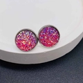 Gros plan de boucles d'oreilles 12 mm en acier avec incrustation de druzy rose pailleté - Style Pailleté Rose Violet (JE1624A)