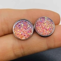 Gros plan sur des boucles d'oreilles en acier de 12 mm avec cristaux druzy roses - Style Iridescent Rose Orange (JE1624C)