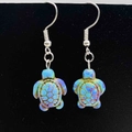 Détail des boucles d'oreilles tortue avec motifs turquoise et crochets en argent - Style de Tortue de Mer (JE1626J)