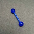 Piercing barbell en acrylique bleu roi translucide avec doubles boules sur fond sombre - Style Bleu Royal Semi-transparent (JE1588O)