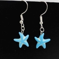 Détail de boucles d'oreilles en forme d'étoile de mer turquoise avec texture dorée - Style d'Étoile de Mer Bleue (JE1626O)