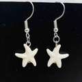 Détail de boucles d'oreilles étoile de mer blanches avec crochets argentés - Style d'Étoile de Mer Blanche (JE1626P)