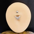 Vue détaillée d'un piercing de nombril papillon argenté avec incrustations de zircon - 1,6*10*5mm / Style Papillon Double Couche Argenté (JE1639A)