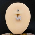 Vue macro d'un piercing nombril papillon avec zircons AAA sur modèle de corps - 1,6*10*5mm / Style Papillon Classique Argenté (JE1639J)