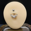 Détail d'un piercing de nombril papillon avec zircons blancs sur un modèle en silicone - 1,6*10*5mm / Style Papillon Étincelant Argenté (JE1639G)