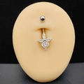 Vue détaillée d'un piercing de nombril en argent avec fleur en zircon sur modèle en silicone - 1,6*10*5mm / Style Fleur à Quatre Pétales Argenté (JE1639H)