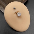 Vue détaillée du piercing nombril patte de chat avec zircone cœur sur mannequin - 1,6*10*5mm / Style Patte de Chat Cœur Argenté (JE1639E)