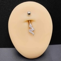 Détail d'un piercing de nombril en forme de serpent avec zircon sur modèle silicone - 1,6*10*5mm / Style Serpent Goutte d'Eau Argenté (JE1639D)