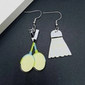 Vue macro des boucles d'oreilles asymétriques avec raquette et volant de badminton - Style Volant et Raquette de Badminton (JE1642I)