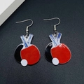 Détail de boucles d'oreilles raquettes de ping-pong en acrylique rouge et noir - Style Raquette de Ping-Pong Rouge et Noir (JE1642J)