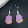 Détail de boucles d'oreilles raquette pickleball violettes avec motif en nid d'abeille - Style Raquette de Pickleball Violette (JE1642K)
