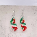 Detalle de pendientes espirales de acrílico con rayas verde blanco rojo y lentejuelas brillantes - Estilo Bandera Espiral-México