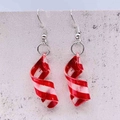 Primer plano detallado de pendientes colgantes de acrílico en espiral rojo y blanco - Estilo Bandera Espiral-Canadá