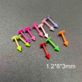 Détail lot de 10 piercings labret en acrylique coloré avec base plate et pointe conique - Clous de Lèvre à Pointes Style Mixte (JE0244H)