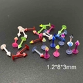 Gros plan de piercings labret colorés avec cônes et spécifications 1,2x8x3mm - Clous de Lèvre à Sommet Conique Style Mixte (JE0244K)
