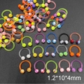 Détail macro d'anneaux fer à cheval en acrylique UV coloré avec boules rayées 1.2x10x4mm - Anneaux de Nez Fer à Cheval Style Mixte (JE0244P)