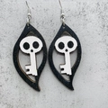 Dettaglio di orecchini in legno a forma di foglia con teschio e chiave per Halloween - Stile Chiave Teschio (JE0988B)