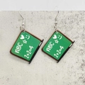 Détail de boucles d'oreilles en acrylique tableau vert avec motifs ABC et mathématiques - Style Tableau Vert ABC (JE1271B)