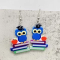 Détail de boucles d'oreilles en acrylique avec chouette sur livres et pomme rouge - Style Hibou avec Toque de Diplomé (JE1271C)