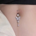 Detailopname van zilveren vlinder navelpiercing met glanzende zirkonia hangers en bedels - Zilveren Lange Vlinder Zirkonia Hanger (JE0069C)