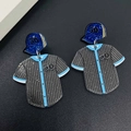 Boucles d'oreilles sport en acrylique avec chapeau de baseball bleu et maillot numéro 50 - Style Maillot de Baseball Bleu Foncé Numéro 50 (JE1642B)