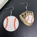 Boucles d'oreilles baseball asymétriques avec gant et balle en matériau acrylique - Style Baseball et Gant Texture Perle (JE1642F)