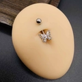 Piercing nombril papillon en acier argenté avec zircone AAA sur modèle en silicone - 1,6*10*5mm / Style Papillon Ajouré Argenté (JE1639C)