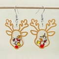 Dettaglio di orecchini a renna con perline festive e ciondoli natalizi in miniatura dentro - Stile Alce (JE1523A)
