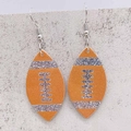 Boucles d'oreilles de football américain orange avec paillettes argentées et crochets - Style Football à Paillettes Orange et Argent (JE1607D)