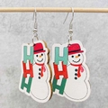 Dettaglio di orecchini natalizi in legno con motivo a pupazzo di neve e testo HO - Pupazzo di Neve HO HO HO (JE1405F)